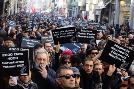 Turchia, 100 giornalisti in carcere. Al via campagna di ”adozione” internazionale