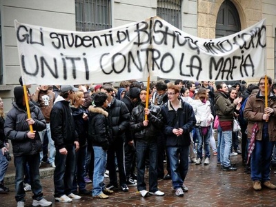 Studenti in piazza in tutta Italia: rabbia e dolore per attentato a scuola