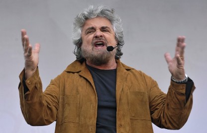 Grillo si defila e il M5S “vola”