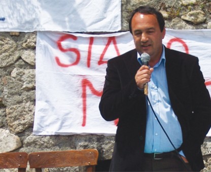 Forza Nuova non vuole la lezione di Mimmo Lucano. Anpi e sindacati: azione fascista