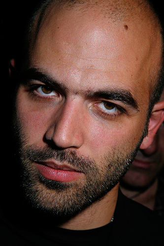 Sosteniamo con tutta la nostra forza, oggi più che mai, Roberto Saviano