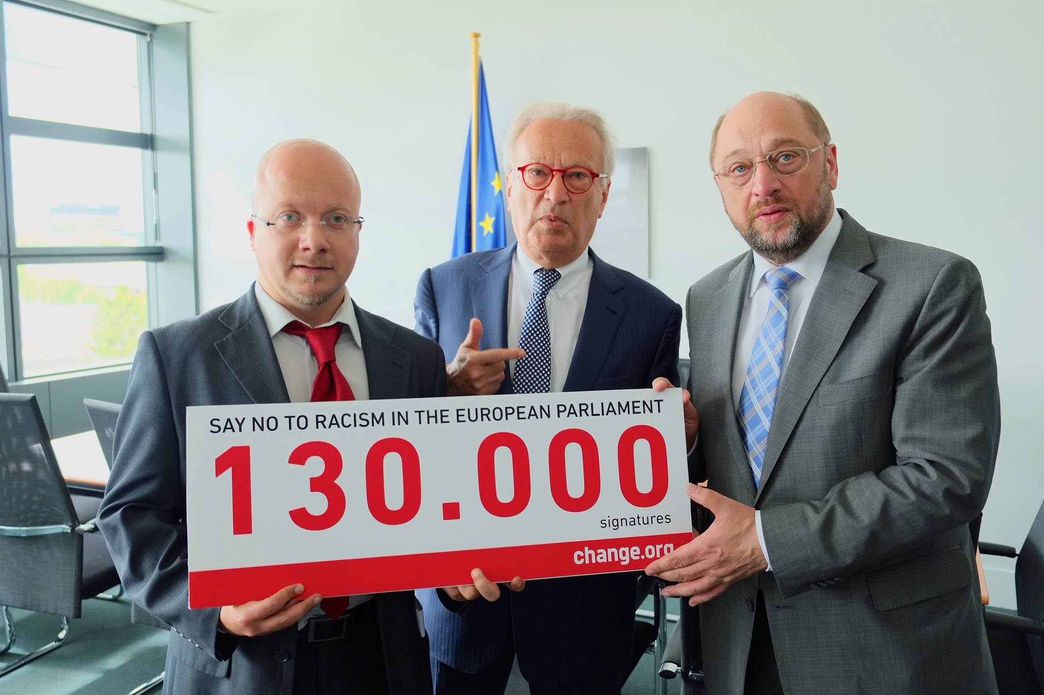 Articolo 21 a Strasburgo ha consegnato le 130mila firme al presidente Schulz