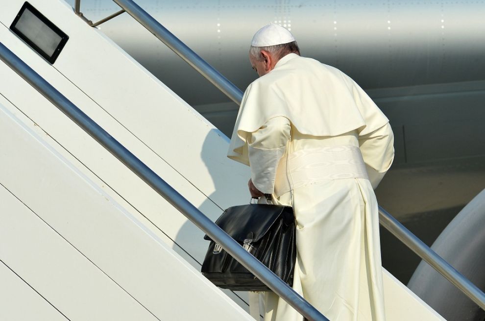 Il Papa, la valigia e gli intrighi della Curia