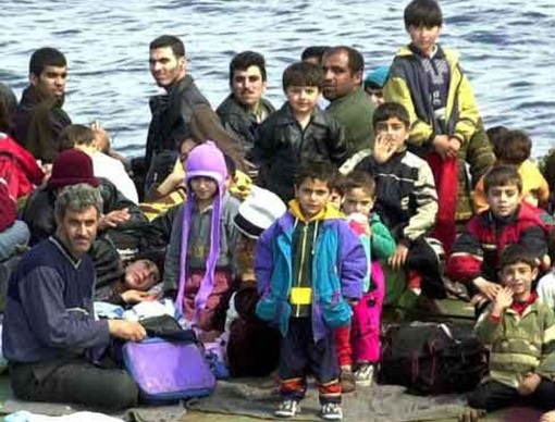 Lampedusa, nudi in fila nel cortile