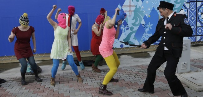 Pussy Riot malmenate a Sochi. Quando i cerchi olimpici diventano manette per bloccare la libertà d’espressione