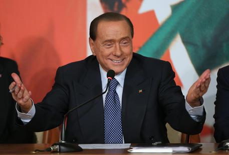 Berlusconi immortale corteggiato da tutti