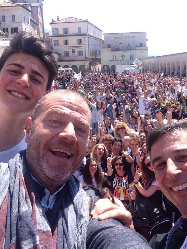 3.000 studenti ad Assisi ”sui passi di Francesco”. Meeting pace, fraternità e dialogo con ministro Giannini, oggi Jovanotti