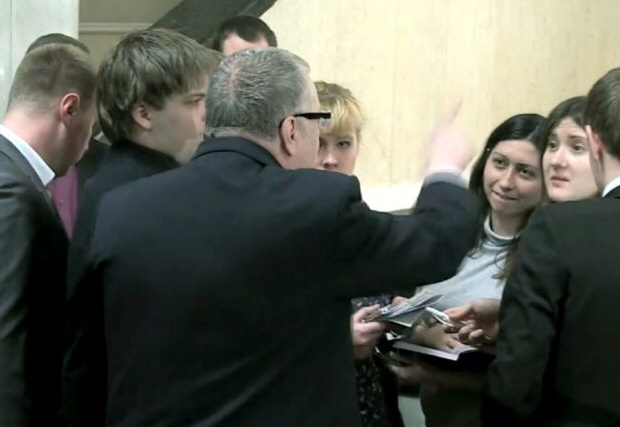 Parlamentare russo invita la sua scorta a violentare una giornalista incinta