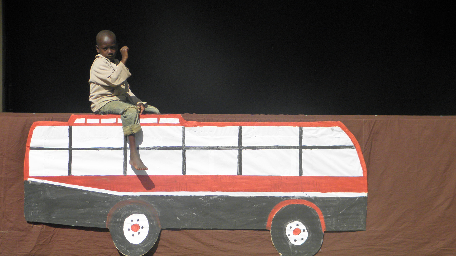 Amref: teatro di strada a Nairobi per promuovere un’idea forte di infanzia