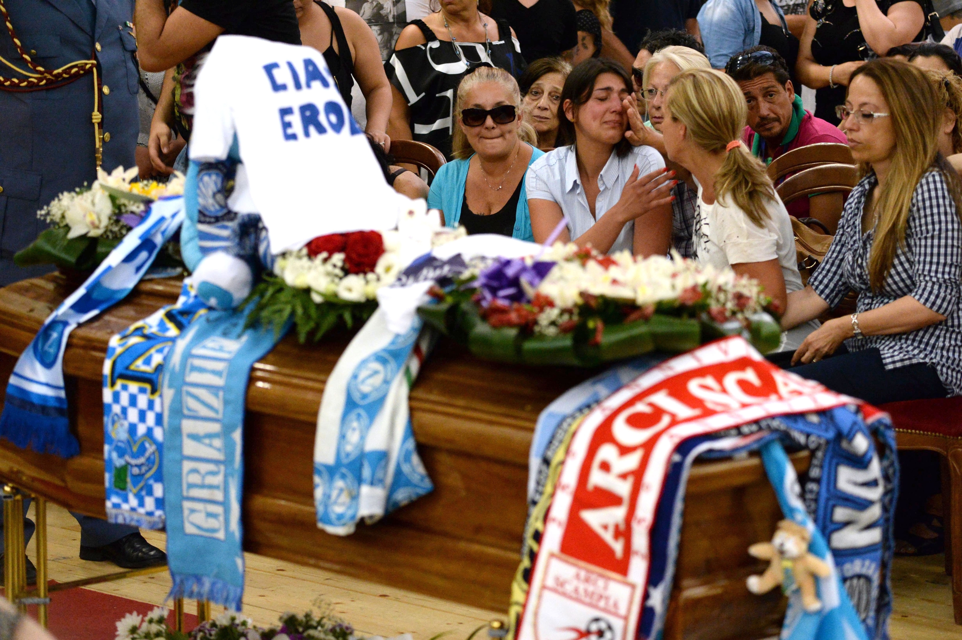 “Ciao, eroe”. I funerali di Ciro Esposito