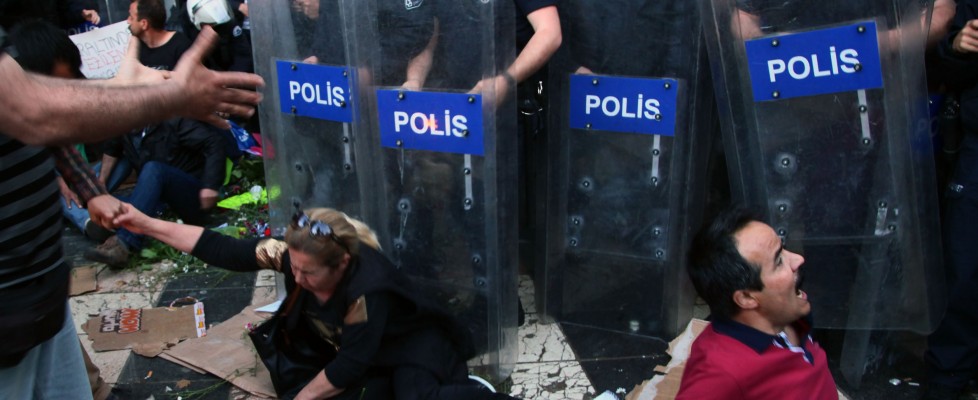 Turchia, fotoreporter italiano colpito da candelotto lacrimogeno. Prove di regime