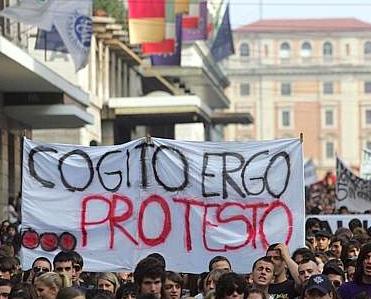 “Sullo sciopero degli scrutini un silenzio servile e allarmante dei media”