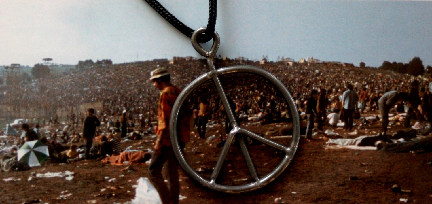 “Ho sognato i bombardieri, che facevano la scorta nel cielo, trasformarsi in farfalle”.45 anni fa il rock a Woodstock per la pace. Ne avremmo bisogno anche oggi…