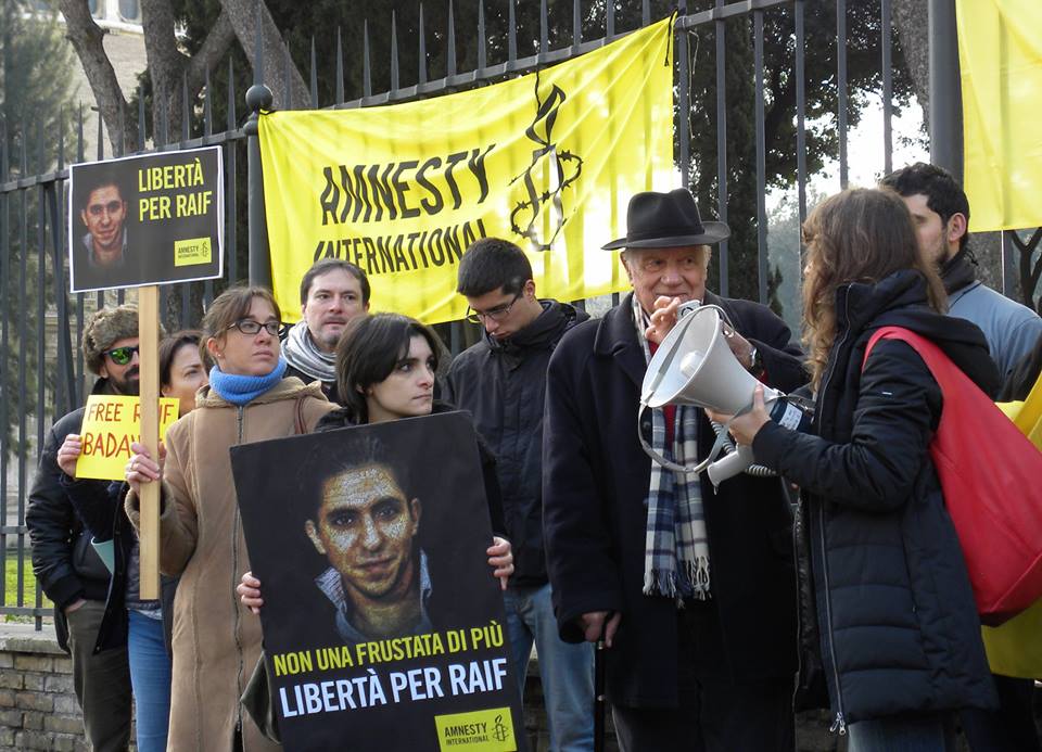 Non una frustata di più. Libertà per Raif Badawi. A Roma, il terzo giovedì di fronte all’Ambasciata dell’Arabia Saudita