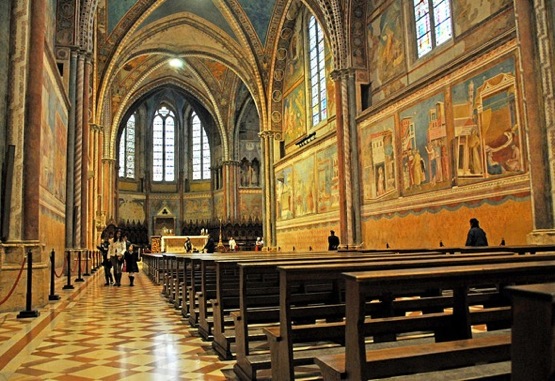 Riaperte Basiliche e tomba San Francesco Assisi  Adesivi su panche per distanze e mascherine per chi sprovvisto