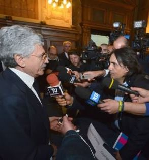 Informazione: Della Volpe (Fnsi), “il giornalista, politico, Massimo D’Alema sbaglia a minacciare querele a cronista per una domanda”