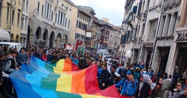 Migliaia di giovani ad Udine per il Meetingdi Pace. Giulietti: “Un argine alle guerrelo si mette quotidianamente sviluppandola capacità di accogliere i diversi da te”