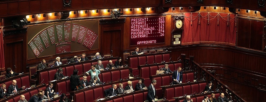 No al deputato condannato in Parlamento!