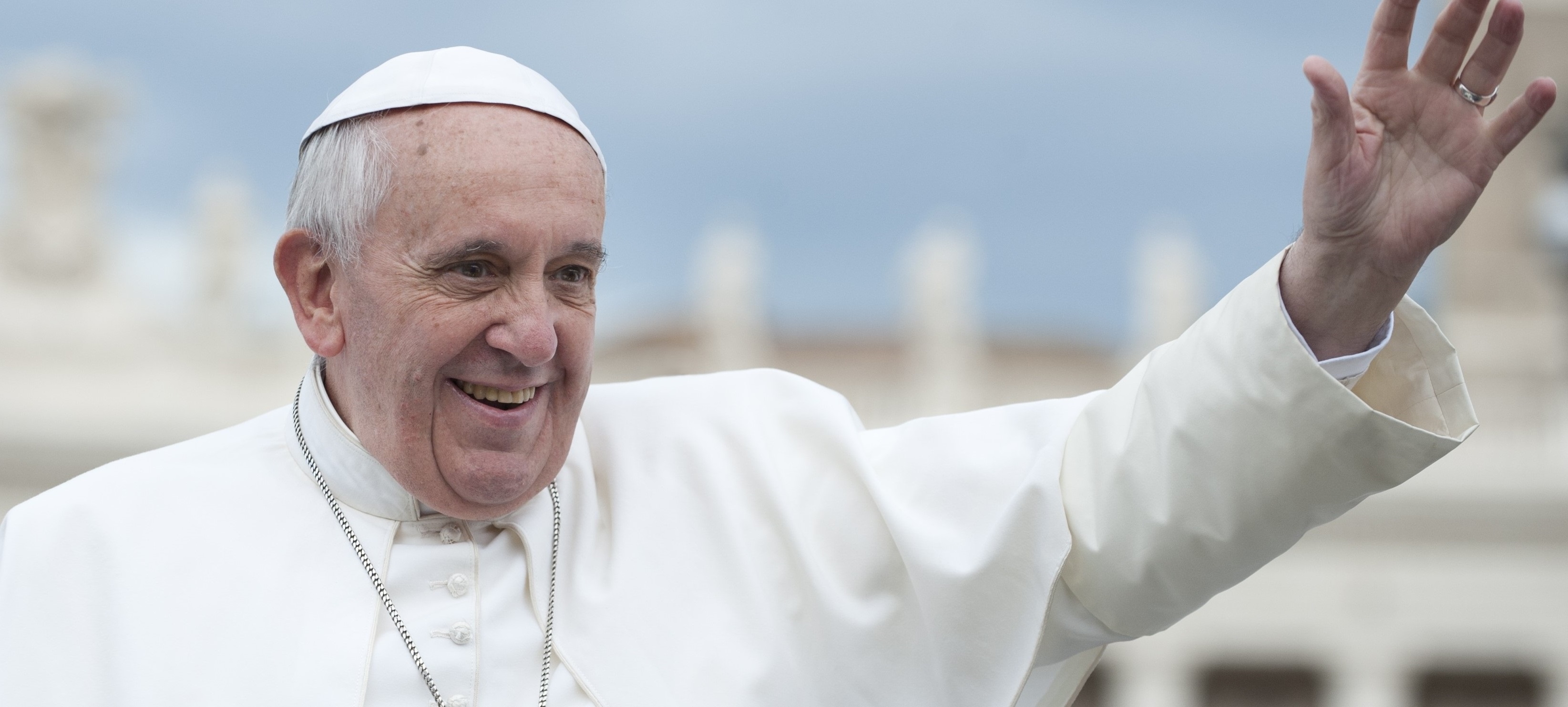 Il Papa nel “Golfo d’Arabia”, e scoppia il caso sui social