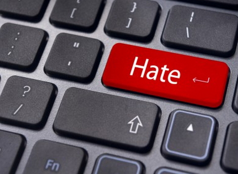 Contrastare l’odio diventa oggi un dovere collettivo