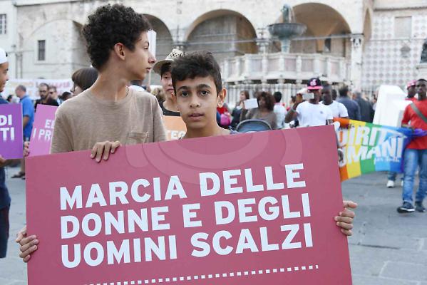 #donneuominiscalzi in 60 città italiana hanno detto no ai muri dell’odio