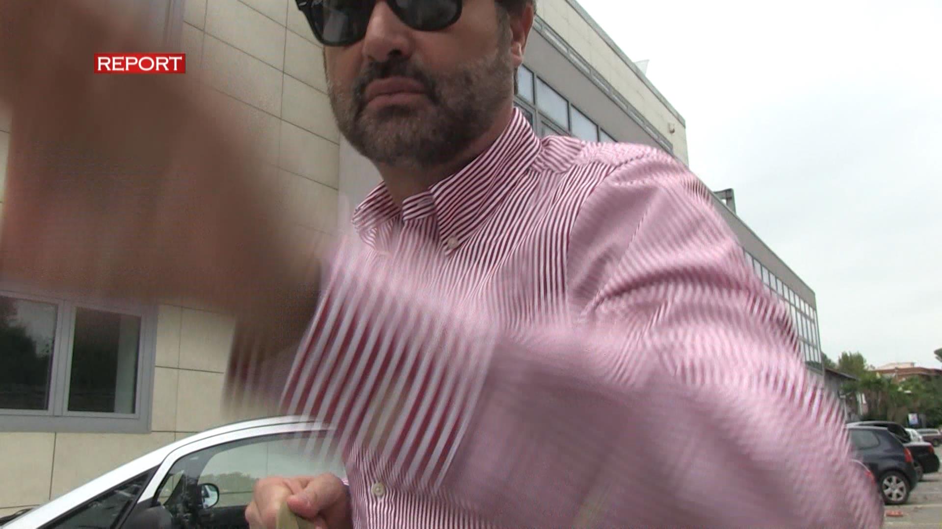 Mani al collo e telecamera distrutta. Violenta aggressione a un giornalista di Report