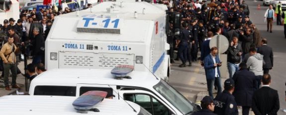 Turchia, la polizia occupa due televisioni. Lacrimogeni e idranti contro i giornalisti
