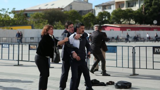 In Turchia spari contro il direttore del quotidiano Cumhuriyet. E Zaman chiude