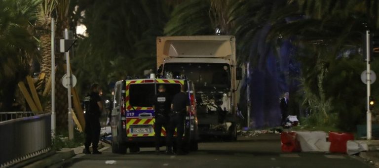Strage a Nizza, camion sulla folla dopo la festa del 14 luglio: decine i morti