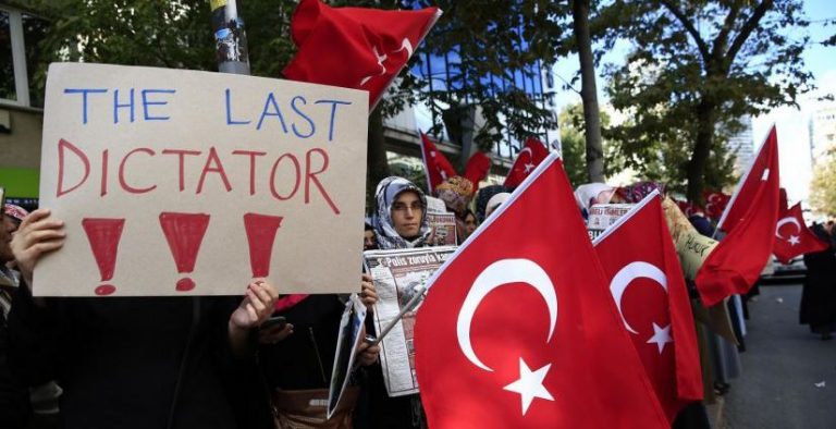 Erdogan vuole epurare i colpevoli del golpe o azzerare ogni opposizione?