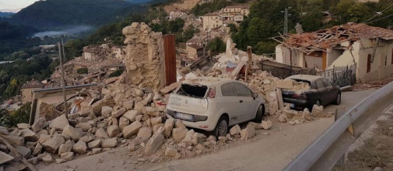 Terremoto devasta il centro Italia. Numerosi i morti. Attivi numeri emergenza