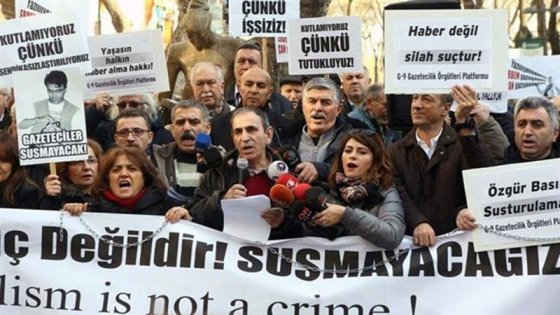 Turchia, 21 giornalisti arrestati. Un danno irreparabile al pluralismo e alla democrazia