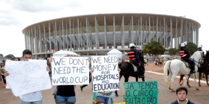 Olimpiadi al via. Manifestanti in strada contro povertà e crisi economica. Amnesty denuncia: “polizia violenta”