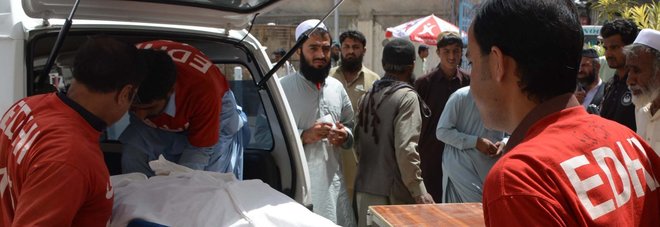 Pakistan. Kamikaze si fa esplodere a Quetta. 93 le vittime, tra cui 25 avvocati e 2 giornalisti