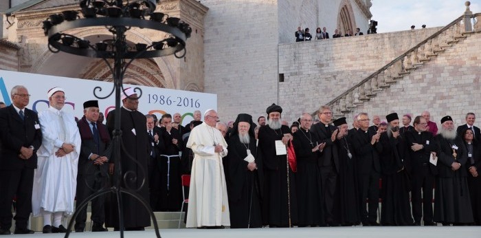 Papa Francesco ad Assisi: “Le guerre inquinano i popoli di odio e la terra di armi”