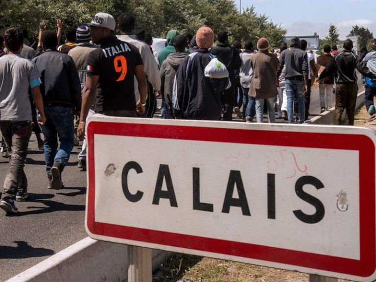 Medici Senza Frontiere tra le donne rifugiate di Calais, che sognano un posto in Europa