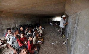 Yemen, vittime bombe aumentate del 40% nell’ultimo mese mentre i bambini tornano a scuola nei tunnel