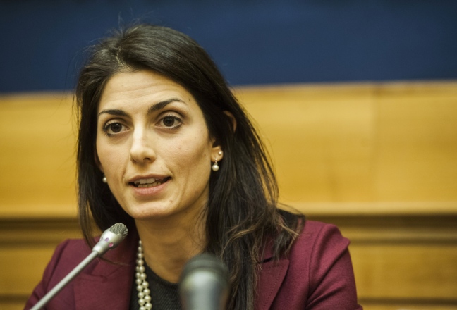  L’informazione che non informa. Huffington paragona  Raggi a Nerone, balla pure e con lei i big di M5S. L’ordine dei giornalisti si trasforma in caserma di polizia