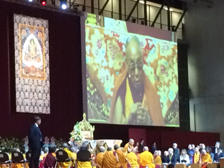 Pecunia non olet, vale anche per il Dalai Lama a Milano