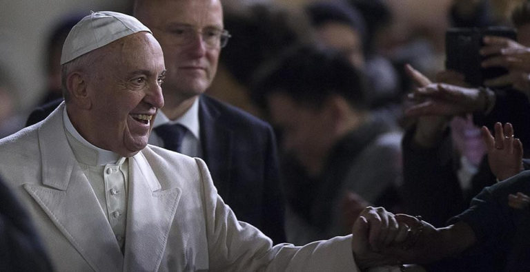 Giornata della pace, Papa: la rivoluzione cristiana è amare il nemico. Il rischio: potenti satolli e gente povera