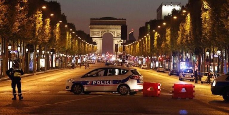 Sangue sugli Champs-Élysées a 3 giorni dal voto francese. Un agente morto. Ucciso l’assalitore. Hollande: “è terrorismo”