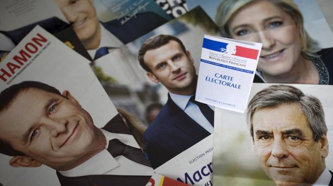 Macron vince il primo turno in una Francia divisa e orientata sempre più a destra