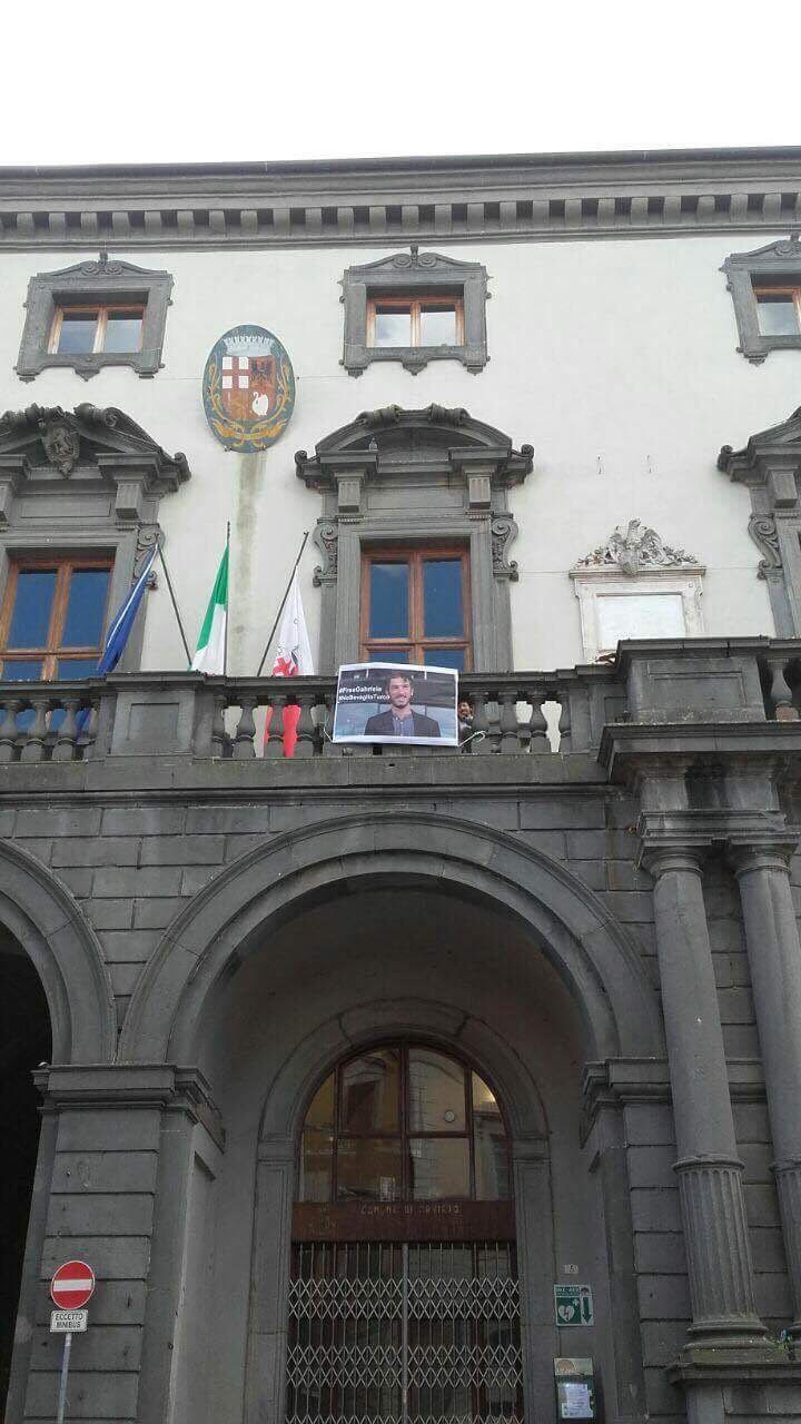 Fnsi, Usigrai, Articolo 21: “Grazie al Comune di Orvieto che espone la foto di Gabriele Del Grande con la richiesta della sua liberazione”