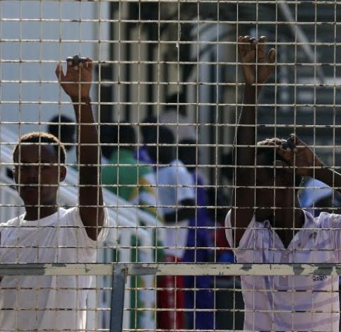 La doppia prigione dei migranti: LasciateCIEntrare a sorpresa nel CIE di Restinco (Brindisi)