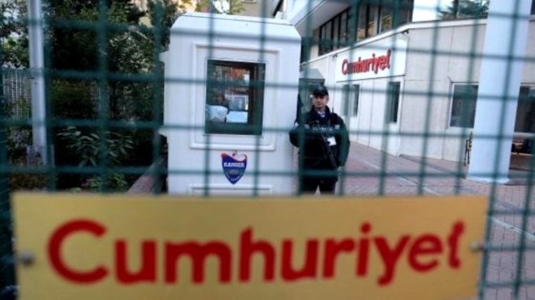 Turchia, oggi tutti mobilitati per i colleghi di Cumhuriyet e gli altri giornalisti in carcere