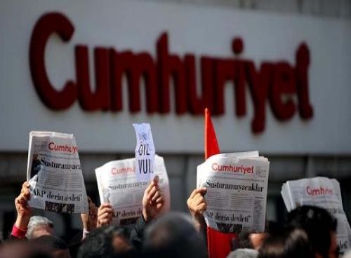 Turchia, a un anno dal fallito golpe repressione non si ferma. Il 24 luglio mobilitazione per giornalisti a processo di Cumhuriyet