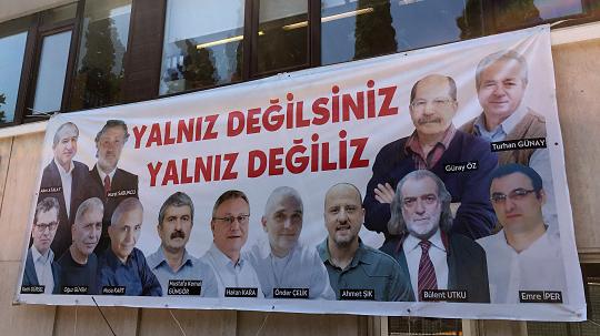 Turchia, quarto giorno di processo per giornalisti Cumhuriyet: paghiamo il nostro ‘no’ al bavaglio turco