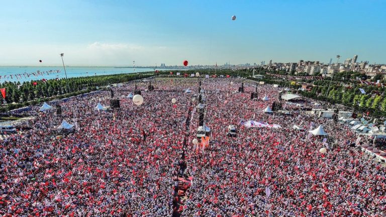 Successo per la marcia della giustizia in Turchia, centinaia di migliaia in piazza per sfidare Erdogan