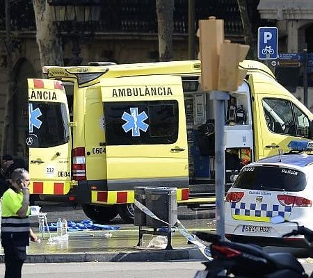 Barcellona, furgone contro folla sulla Rambla. Media spagnoli: “Tredici morti”