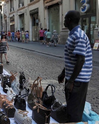 Cagliari. Bagnanti sardi difendono ambulante africano. Impedito pestaggio da parte di gruppo turisti  